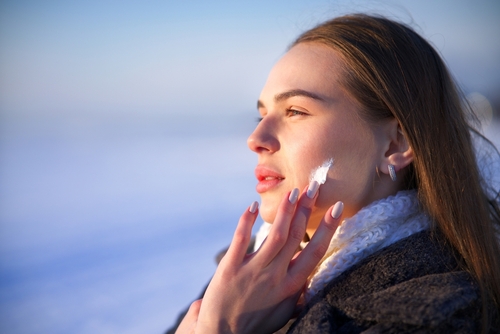 Portrait,Of,Beautiful,Woman,Applying,Cosmetic,Skin,Cream,On,Face